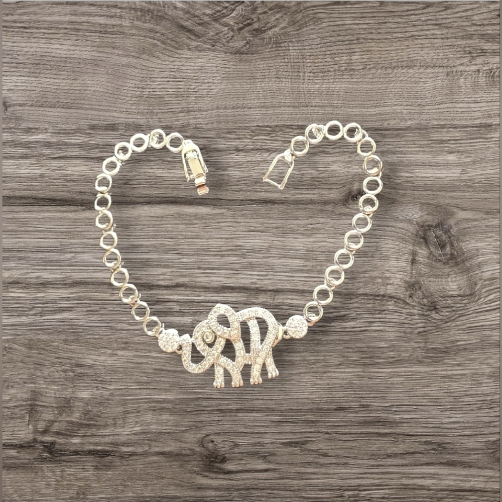 Rhinestone Bracelet With Elegant Elephant Pendant